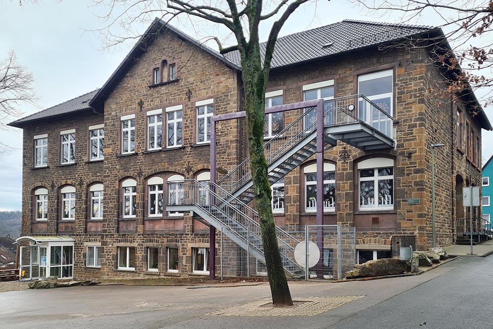 Bild der Bergschule mit Schulhof