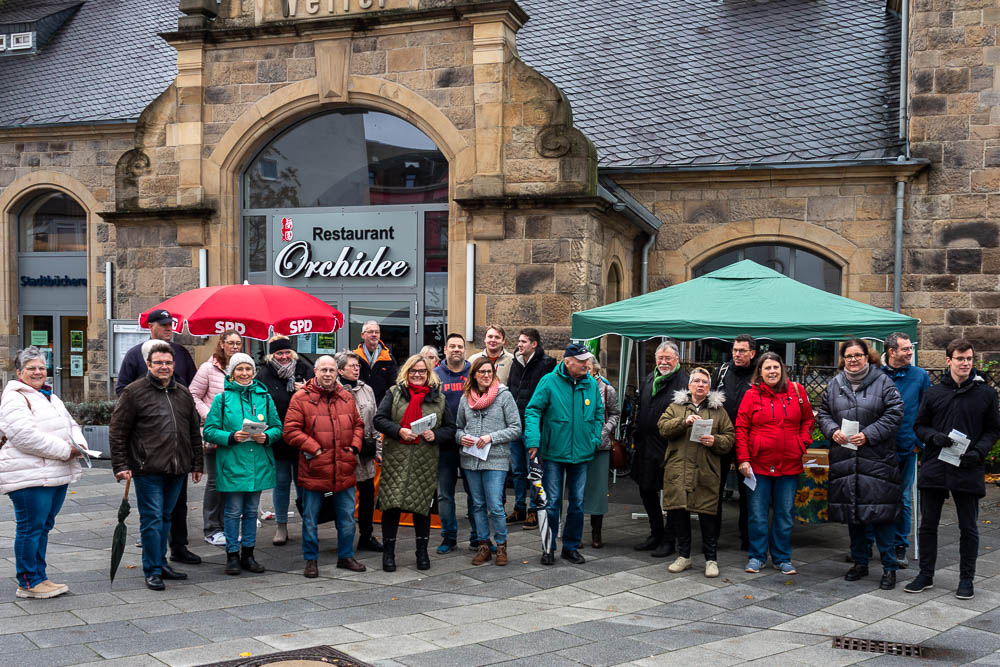 Menschen aus den Parteien auf dem Wochenmarkt in Wetter vor dem Bahnhof.
