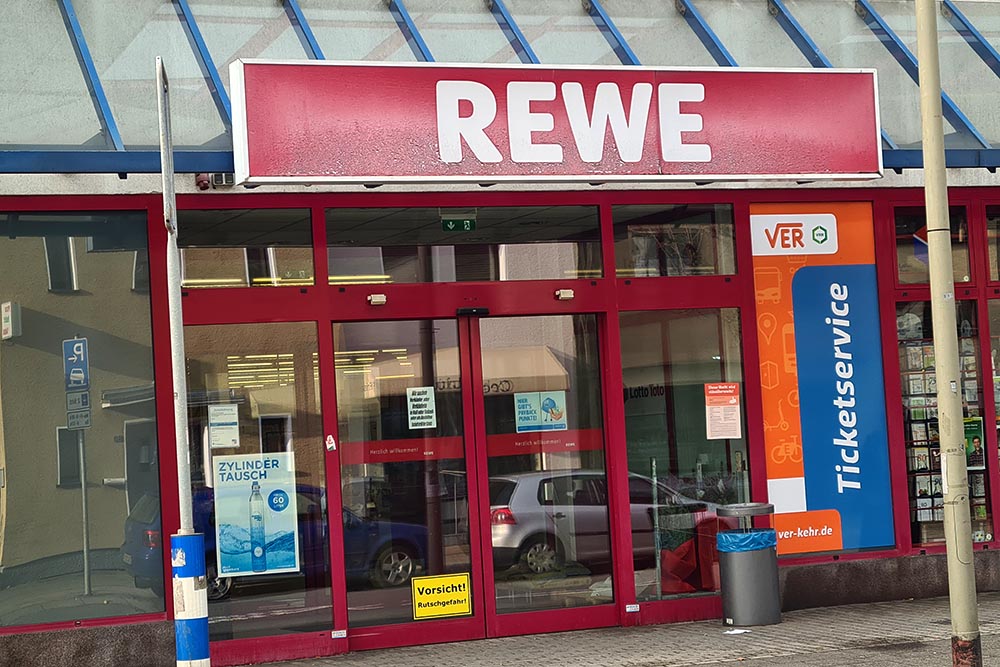 Bild vom Eingang des REWE-Marktes in Grundschöttel