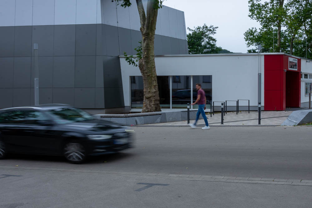 Schnellfahrendes Fahrzeug begegnet einem Fußgänger am Stadtsaal