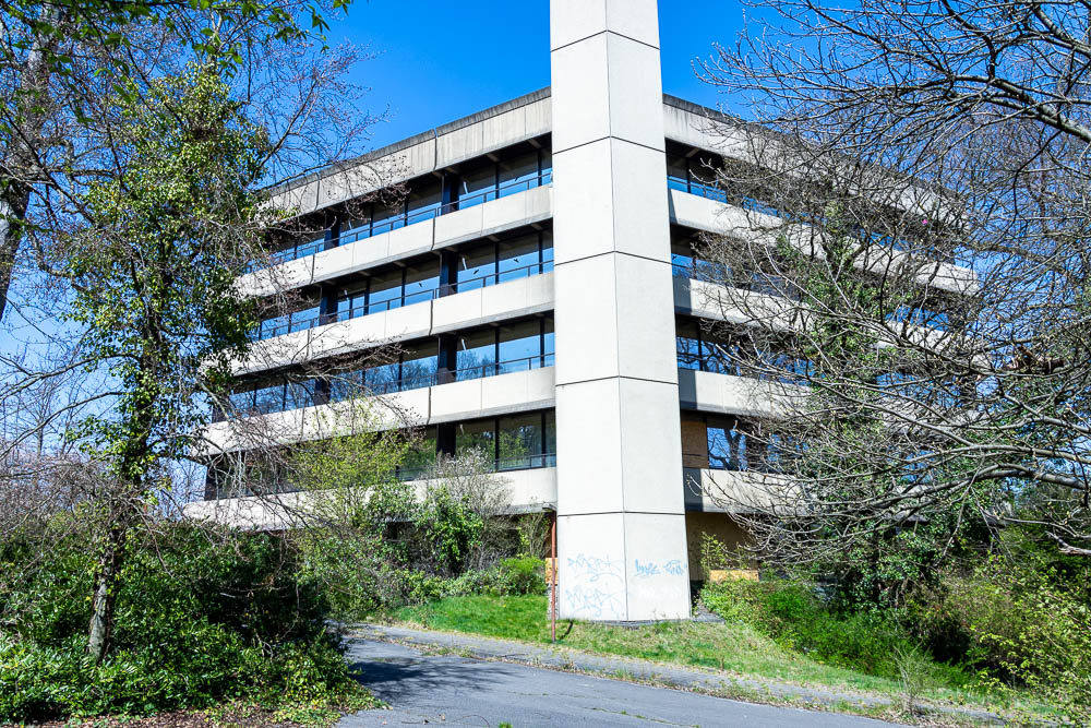 Altes Verwaltungsgebäude der DEMAG mit Wald