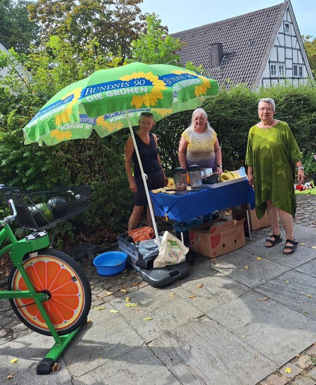 Fraktionsmitglieder der GRÜNEN Wetter an einem Stand mit einem Smoothi-Bike