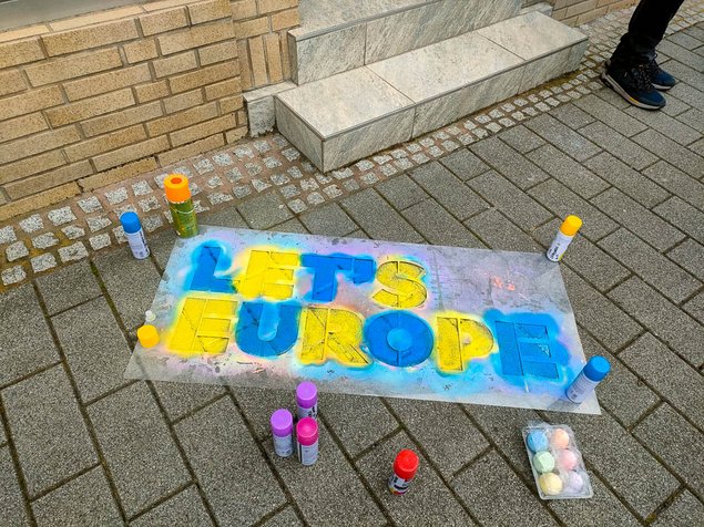 Karen Haltaufderheide-Uebelgünn sprayt über die Schablone