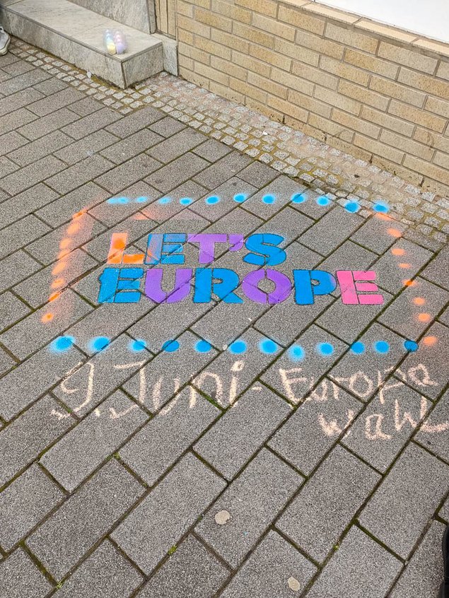 Personen vor der Geschäfstelle der Grünen