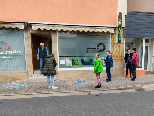 Personen vor der Geschäfstelle der Grünen